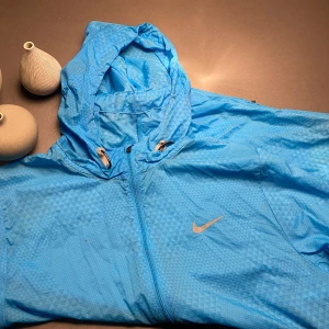 Nike vindjacka - Säljer nu denna Nike vindjackan(tunn) i st S bara höra av dig vid frågor eller funderingar pris kan absolut diskuteras 