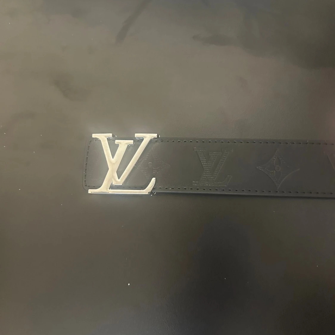 Svart bälte med silver logga 110cm - 2