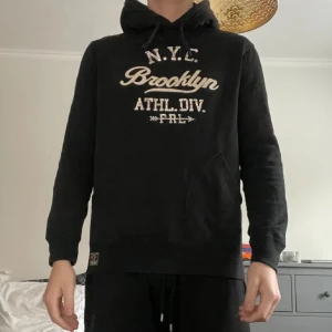 Ralph Lauren hoodie - En otroligt sällsynt och snygg Ralph Lauren hoodie, svår att hitta och bra skick. Nypris ca 2500. 
