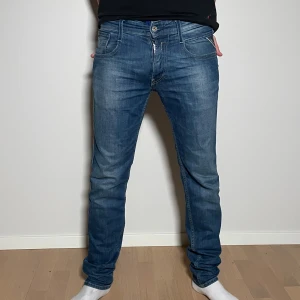 Replay Anbass Hyperflex  - Ett par riktigt feta jeans från replay i anbass modellen | Gjorda i hyperflex tyg | Stlk: 29 (passar 32) | Inga defekter eller skavanker överhuvudtaget.                   Modellen på bilden är: 182cm, 69kilo.   Nypris: 1799kr | Vårt pris: 499kr.                                                      Hör av dig vid frågor! Mvh, Oskar👌 