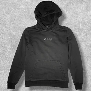 Hoodie  - Svart ”Mister Tee” hoodie i storlek XS. Det står ”pray” på framsidan. Det står inget på baksidan. Hoodien är tillverkad i bomull och väldigt snygg och bekväm. Konta gärna för frågor📲🙌
