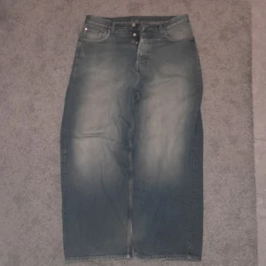 Baggy Weekday Jeans - Har haft och använt ganska länge, har två stora hål längst ner men de ser endå snygga ut