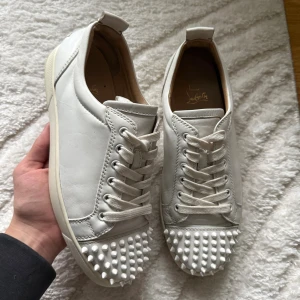 Christian Louboutin Junior Spikes White - Storlek 41 fits 42. Självklart äkta! Nypris ligger på runt 8-9k