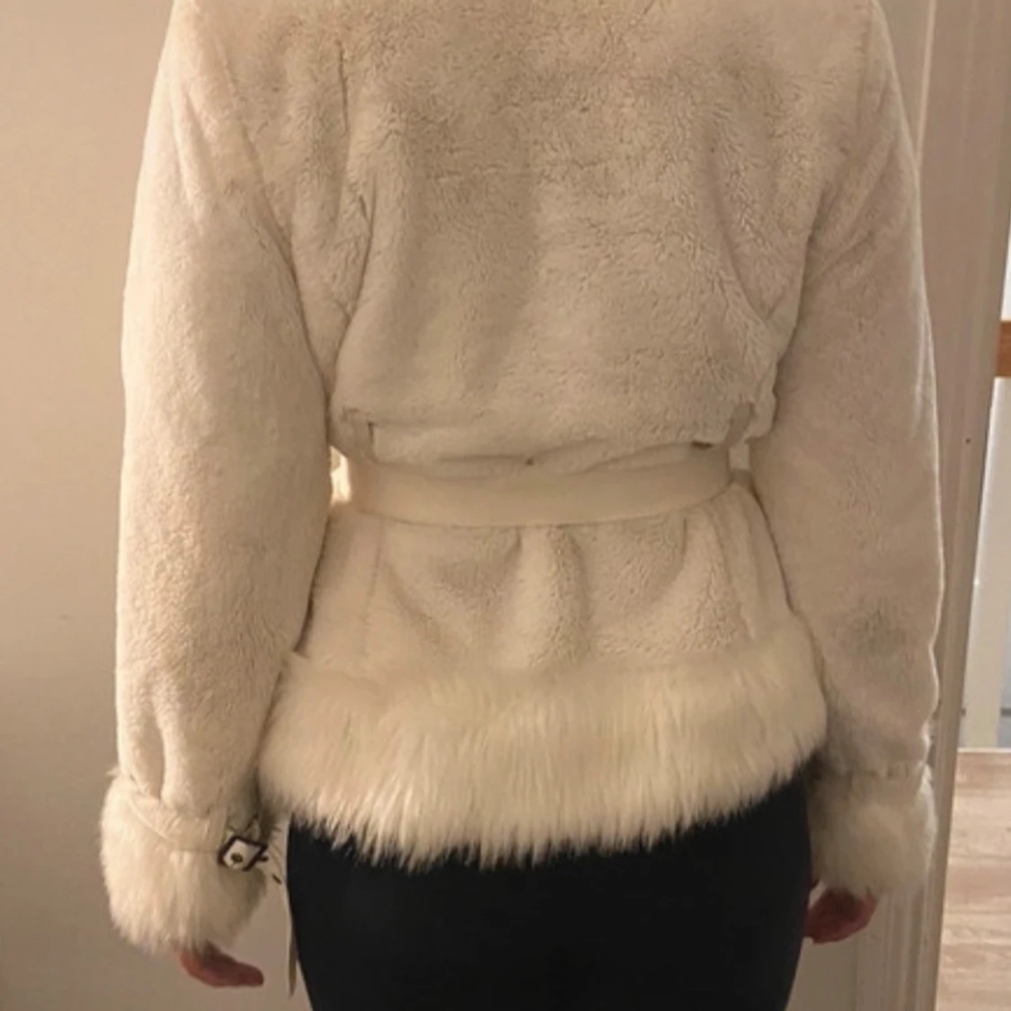 Vit pälsjacka med bälte från  - 4