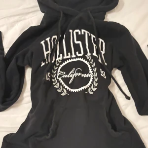 Hollister hoodie - Jätte fin svart hollister hoodie i bra skick bra nu till vintern!💕storlek xs