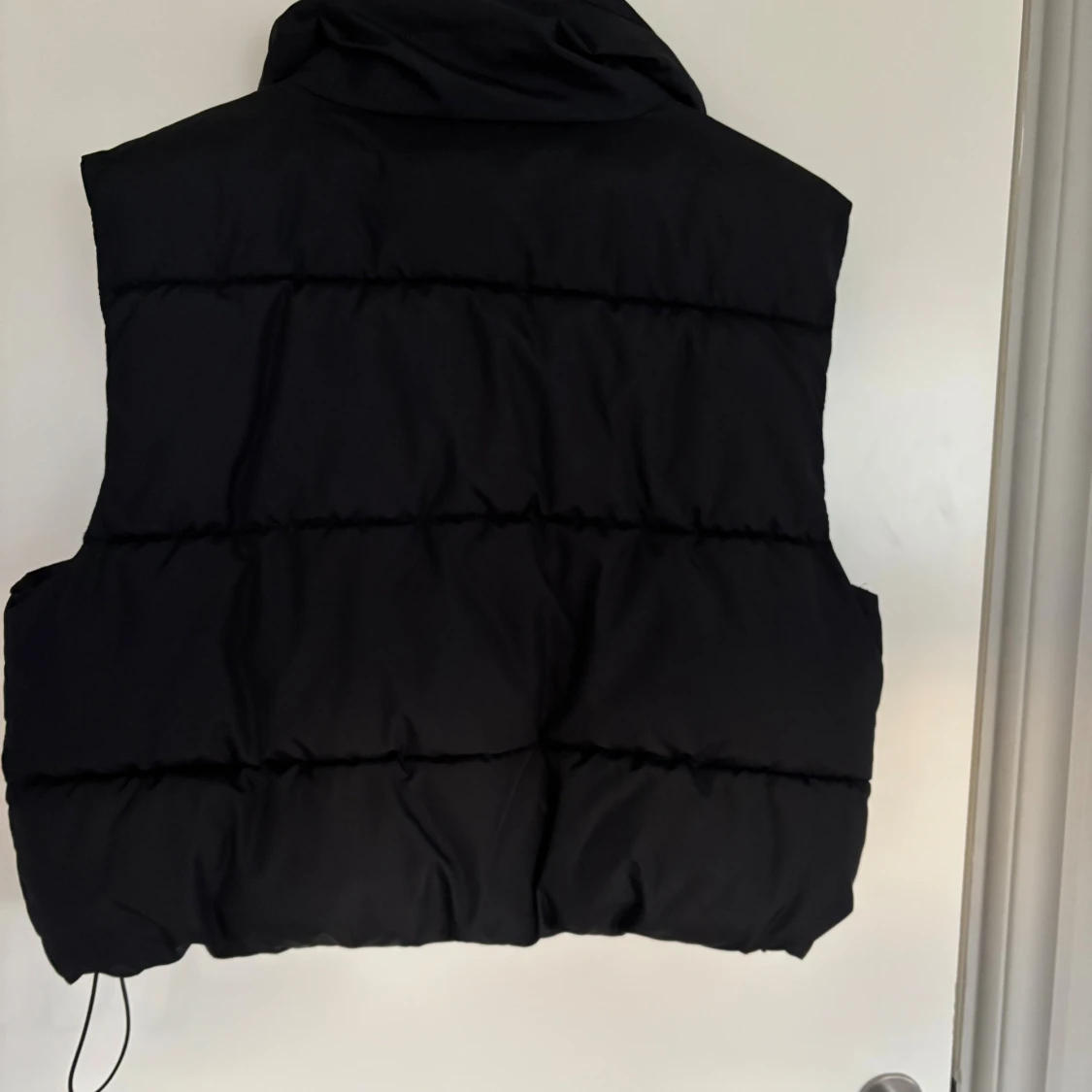 Svart väst  - 1