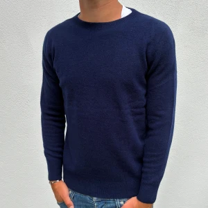 Kashmir tröja - Mörkblå Kashmir Crewneck | Storlek S | Modellen är 177cm lång | Endast använd 1 gång, skick 10/10 | Hör av dig vid frågor🌟