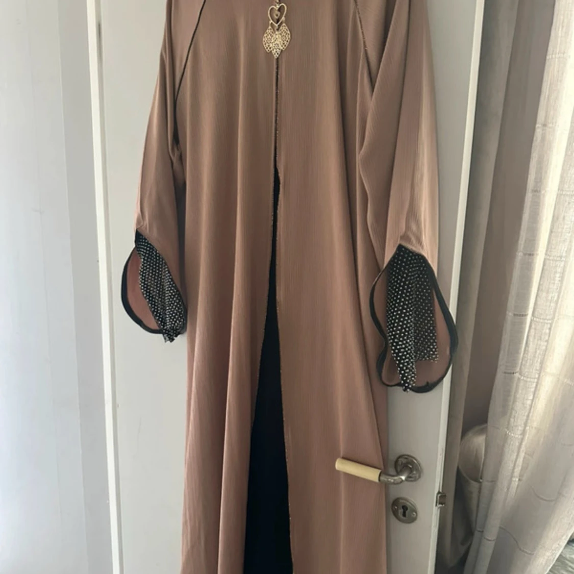 Beige långklänning med prickiga detaljer