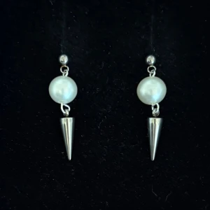 Silvriga örhängen med pärlor och spikes - Handgjorda och unika silverörhängen 🤩 Öronhängerna är nickelfria och silverpläterade i kirurgiskt stål, resterande av örhänget är i rostfritt stål (ej silverpläterat) 💕🙏 3.5 cm långa. 