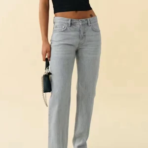 Straight jeans - Säljer Low rise flare jeans från Gina tricot då jag inte använder dom. skriva gärna i fall det finns några frågor🥰 storlek 32/34