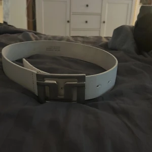 Vitt skärp från J.Lindeberg  - Någon som vill köpa mitt skärp som inte kommer till användning längre så tänkte sälja de i typ nytt skick 