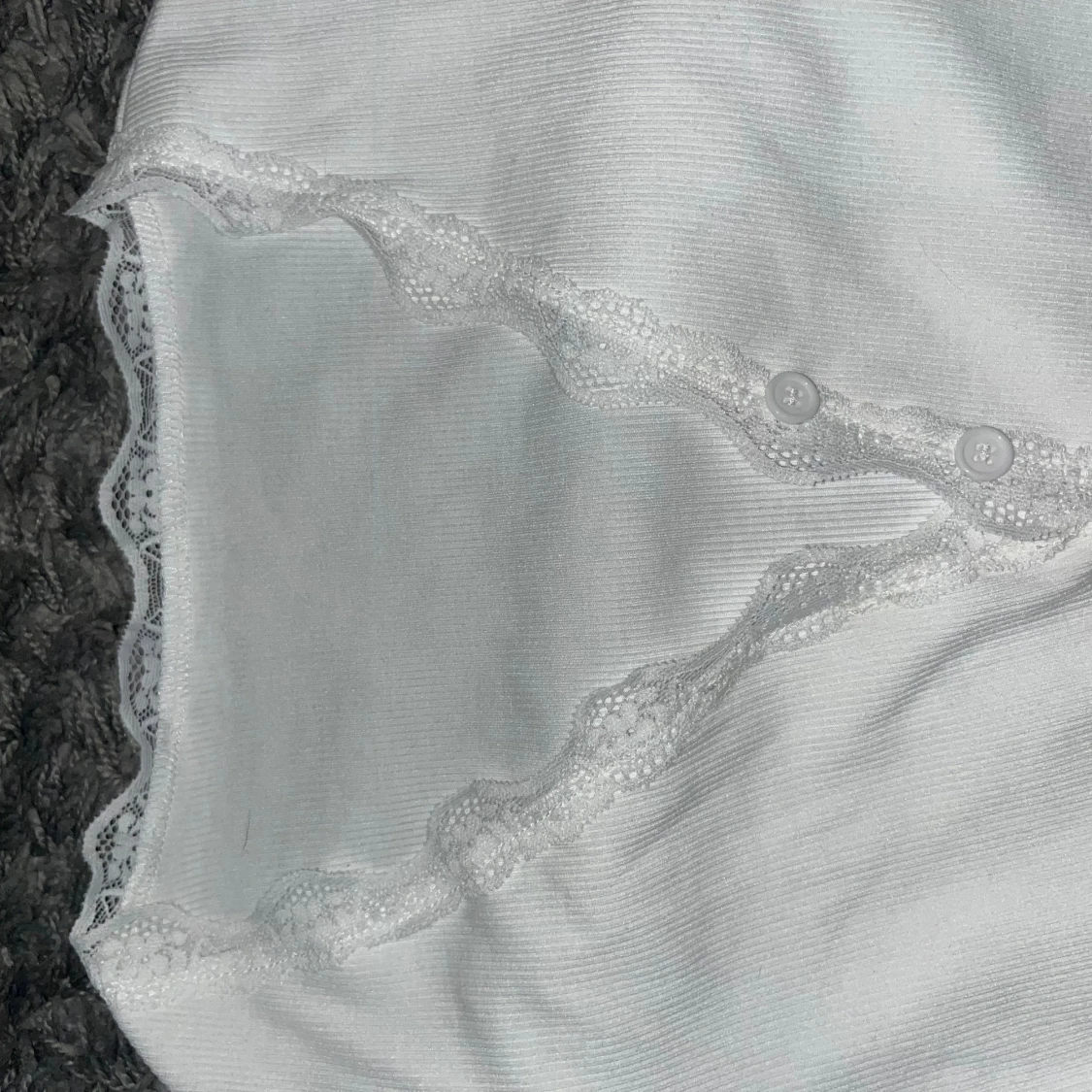 Vit ribbad blus med spets och knappar - 3