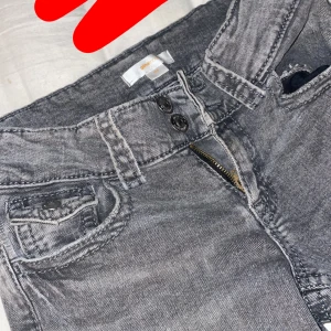 Grå bootcut jeans från Gina Tricot - Använder inte och säljer i blå med