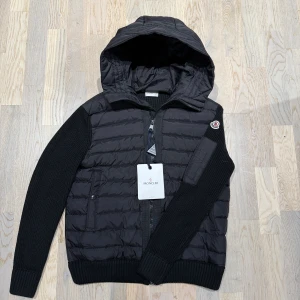 Svart moncler cardigan  - Säljer en riktigt fet moncler cardigan. Helt ny med tags kvar. Storlek M men sitter som S. Han på bild är 185cm, 74kg och den är väldigt liten på han. Nfc scan funkar. Pris kan diskuteras vid snabb affär