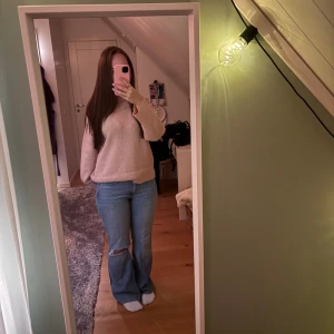 Blå bootcut jeans från Gina  - Bootcut jeans i ljusblå denim från g perfect jeans, storlek 38. Modellen har hög midja och ett snyggt slitet hål på ena knät. Då jeansen är för långa för mig så har jag gått på byxorna och därför har sömnen fransat upp en bit. 