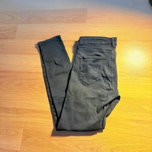 Replay Hyperflex svart - Svarta Replay Hyperflex jeans i modellen New Luz. Slimmad passform med klassisk femficksdesign och stretchigt material som sitter snyggt. Perfekt för dig som gillar stilrena och bekväma jeans med lite edge.