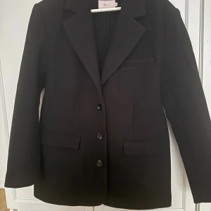 Kappa/Blazer Nelly - En snygg svart kappa/Blazer från Nelly i mycket fint skick.