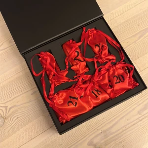 One Bold Chemist Parfymkalender  - Säljer One Bold Chemist feta Parfymkalender. Om du har missat droppet på denna feta kalender så kan ni köpa härifrån. Säljer denna då jag råkade köpa 2. Jag har inte testat någon parfym den är helt ny. Skriv till mig vid funderingar. Priset går att diskuteras 💫