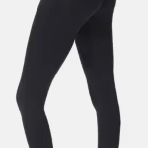 Svarta seamless leggings från Stronger - Svarta seamless leggings från Stronger i modellen Contouring Seamless. Helt oanvända med prislapp kvar. De har hög midja och är tillverkade i ett stretchigt syntetmaterial som sitter tight och formar sig efter kroppen. Perfekta för träning eller chill dagar. Diskret logga i midjan.