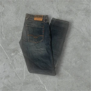 Mörkblå Replay jeans  - Mörkblå Replay jeans / skick 9/10 / storlek 32/32 / modell Anbass / kontakta via intresse eller annat och pris kan diskuteras!😊