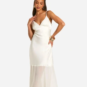 Snyggaste maxi klänningen!!!!💗🤌 - Säljer min helt oanvända satinklänning från Boohoo med prislappen kvar, den PERFEKTA balklänningen eller bara en nice formellare klänning!!💗 nypriset är 700✨✨