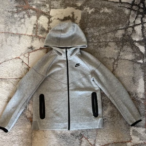 Nike tech  - Säljer en Nike tech som jag inte använder mer så jag behöver sälja den snabbt. Tröjan har inga hål inga problem. Diskutera pris vid snabbaffär
