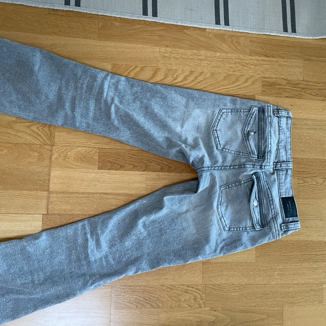 grå low waist jeans - 1