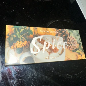 Spice Fragrance Oils Set 6x10mlArome Temps Spice Doftoljeset - Set med doftoljor från Arome Temps med kryddiga dofter. Innehåller dofterna: Kanel, Äppelcider, Ingefärsbröd, Vanilj, Kaffekaka och Pumpakaka. Varje flaska innehåller 10 ml. Set med 6 doftoljor: kanel, vanilj, äppelcider, kaffekaka, ginger bread och pumpkin pie. Perfekt för att skapa mysig stämning hemma. Varje flaska innehåller 10 ml.