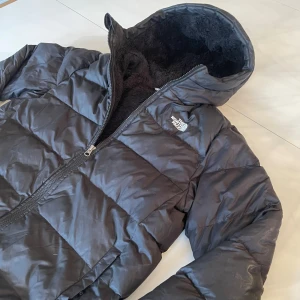 Svart pufferjacka från The North Face  - Svart pufferjacka från The North Face. Passar mig bra, 178cm. Passform, XS -S. Snygg och funktionell för vinter. Pris kan diskuteras 