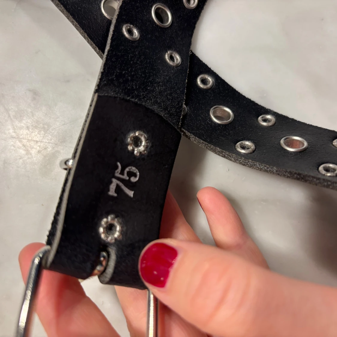 Svart bälte med silvernitar, 75 cm - 3