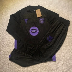 Psg tracksuit - Säljer en helt ny Psg fotbolls tracksuit i storlek M topp kvalitet och väldigt snygg. Kontakta gärna om du har några frågor 👍