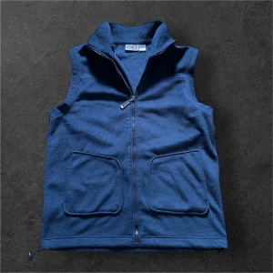 Marinblå fleeceväst  - Skick 10/10✅ | skriv vid frågor eller funderingar!