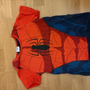Spiderman minitopp  - Cool vintage t-shirt, storlek 110/116 (barnstorlek) funkar som mini topp