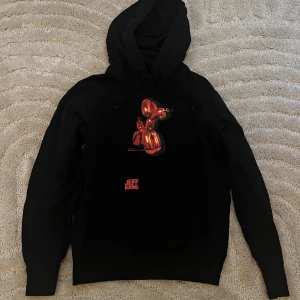 Uniqlo X Jeff Koons hoodie - Säljer denna limited edition Uniqlo X Jeff Koons collab hoodie i storlek XS då den ej passar längre. Print på tröjan är hög kvalitet. Har använts mycket men har tagits hand om väl.  