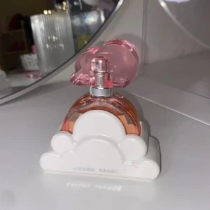Pink cloud - Ariana Grande  - Pink cloud - 30 ml , väldigt bra skick 