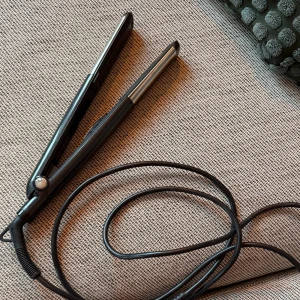 Plattång  - Svart plattång från OBH Nordica med sladd, i gott skick. Plattorna är rena och utan synliga repor. Inga synliga defekter eller större slitage. Skriv vid funderingar! 