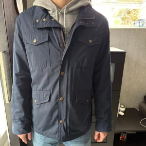 Bondelid field jacket - Säljer denna field jacket från Bondelid | Storlek M | Nypris 1800 | Skick 8/10 | hör gärna av dig vid minsta fråga ✅