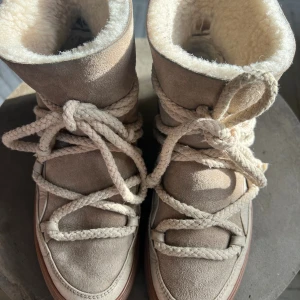 INUIKII Boots Classic, beige, Stl 38 - Snygga inuikii boots i bra skick! Storlek 38
