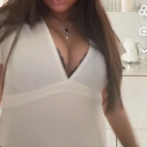 Vit omlott blus med knyt i midjan - Säljer en vit omlott blus med v-ringning och korta, lätt volangiga ärmar. Blusen har knytband i midjan som ger en snygg siluett och ett feminint uttryck. Materialet känns lätt. Stilren och enkel att matcha med olika outfits.💓