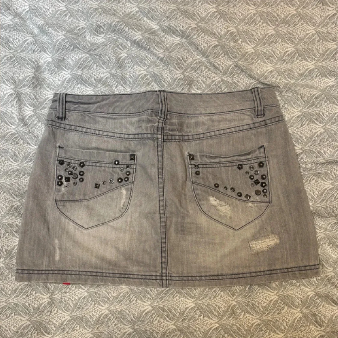 Grå jeanskjol med nitar från Esprit - 1