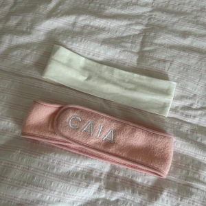 Caia hårband - Säljer mitt oanvända hårband från Caia + ett oanvänt vitt.