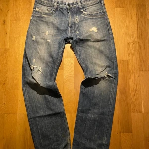 Distressed Diesel jeans - Diesel jeans med sjuka slitningar 