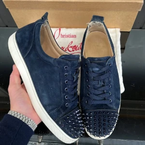 Christian Louboutin skor 44 - Superfeta loubs! Självklart äkta! Box, dustbag ingår! Size 44 ! Lite slitna hälar. Hör av dig vid minsta fundering🤩