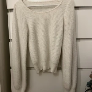 Vit stickad tröja - Mysig, jättefin vit stickad tröja, säljer nu då den inte kommer till användning. 