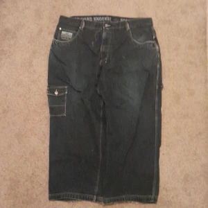 Baggy JNCO typ Jeans - Köpte dem för ett tag sen men vill inte ha dem längre, är i bra skick förutom några små fläckar på framsidan(SE BILDER)