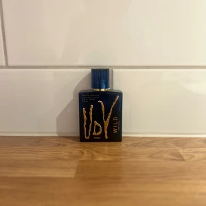 VDV Wild Eau de Toilette - VDV Wild är en Eau de Toilette för män med en snygg, modern design. Perfekt för dig som vill sticka ut och ge ett självsäkert intryck. Naturlig spray.