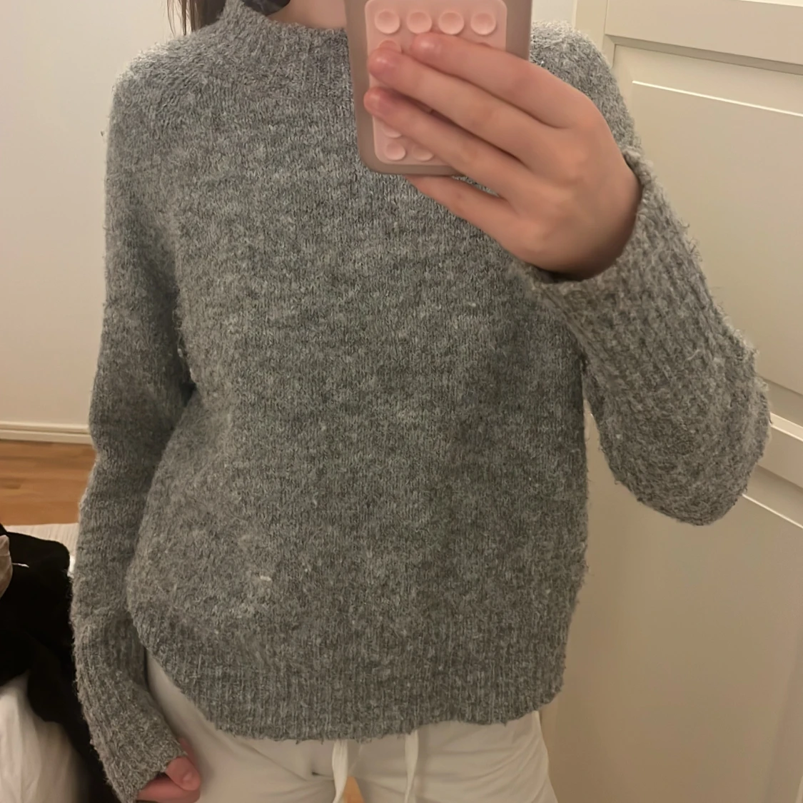 Grå stickad tröja med rund hals - 1