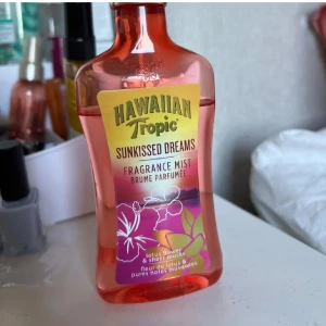 Sunkissed Dreams Fragrance Mist Hawaiian Tropic - Fräsch body mist med lotusblomma och sheer musks. Perfekt för dig som vill ha sommarkänsla året runt. Volym: 250 ml. 