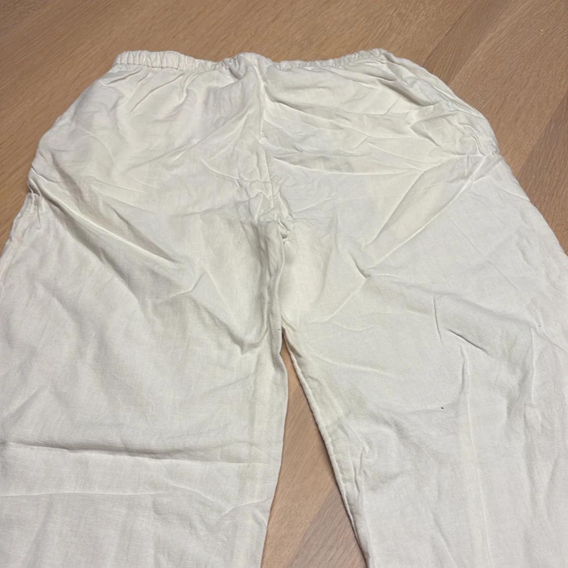 Vita linnebyxor med snörning från Lindex - 3