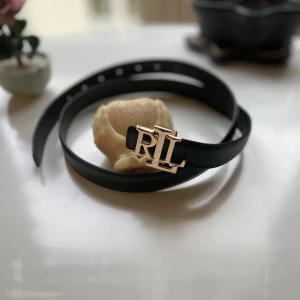 Svart Ralph Lauren bälte  - Säljer Ralph Laure Bälte 110cm med 10 justerbara hål säljer den för 200kr använder den inte längre 